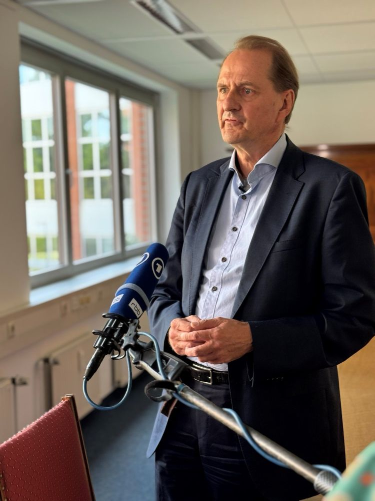 UBA-Präsident Dirk Messner gibt der ARD ein Interview