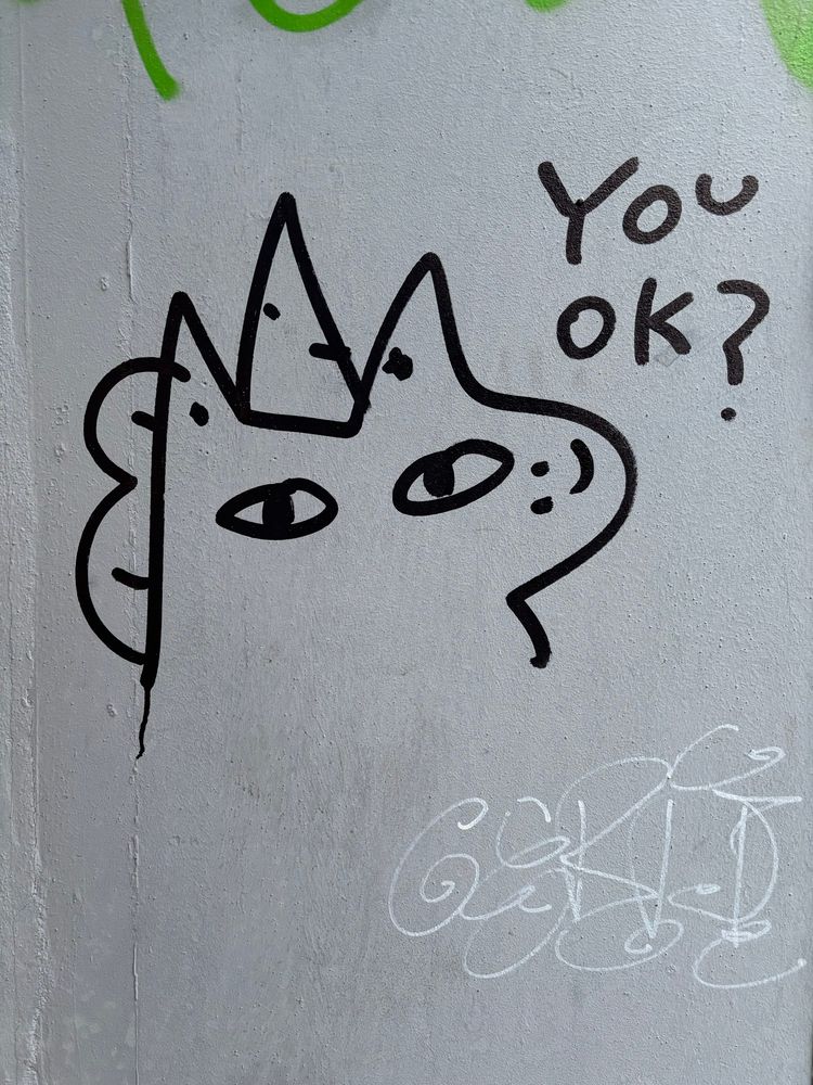 Seltsame Figur an Hauswand, die fragt, ob alles OK ist