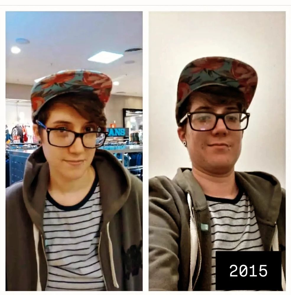 Foto dividida no meio, as duas estou com a mesma roupa (da outra imagem do post), mas com uma camiseta listrada ao invés de camisa de botão, com óculos quadrado e sem barba nenhuma. Está escrito 2015 no canto inferior direito.