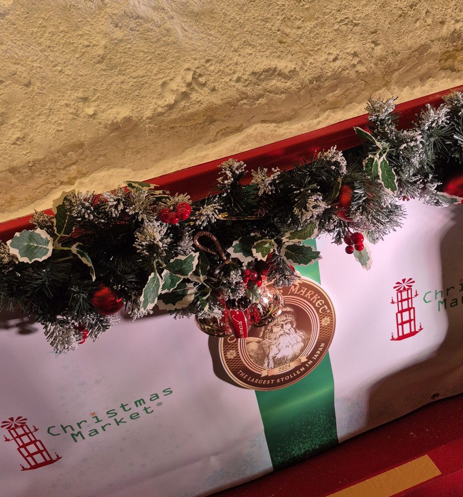 Stickeretikette mit Weihnachtsmann und der Aufschrift "The largest Stollen in Japan"