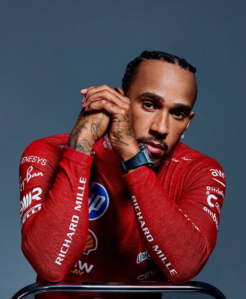 Lewis Hamilton com macacão vermelho da Ferrari 