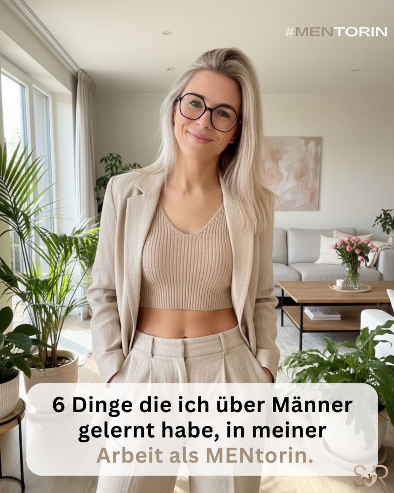 Blonde Frau mit Brille und Beiger kleidung steht in einem Wohnzimmer voller Pflanzen: "6 Dinge die ich über Männer gelernt habe, ion meiner Arbeit als MENtorin"