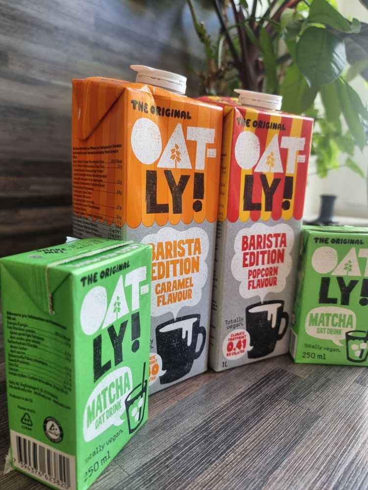 Foto von bunt designten tetrapaks von oatly. Caramel, popcorn und matcha