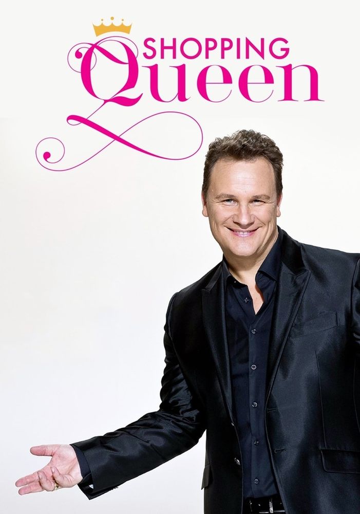 Rosa Schrift mit geschwungenem Q: Shopping Queen. Darunter lächelt Guido Maria Kretschmer in schwarzem Hemd und Sakko 