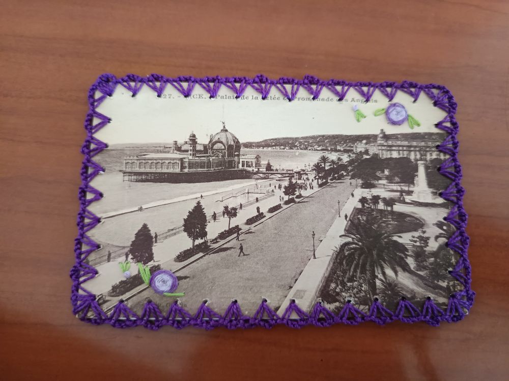 Carte de Nice ancienne brodée de fleurs violettes avec une bordure au crochet violette