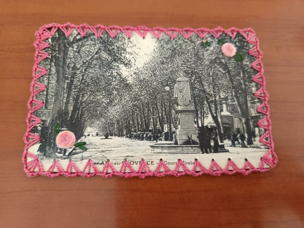 Carte ancienne d'Aix en Provence brodé de rose avec une bordure au crochet rose 