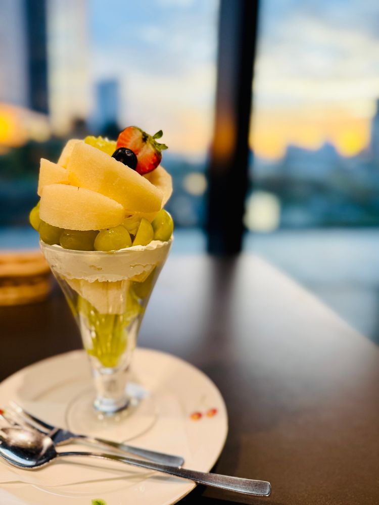 果実園リーベル飯田橋店 シャインマスカットと和梨のパフェ