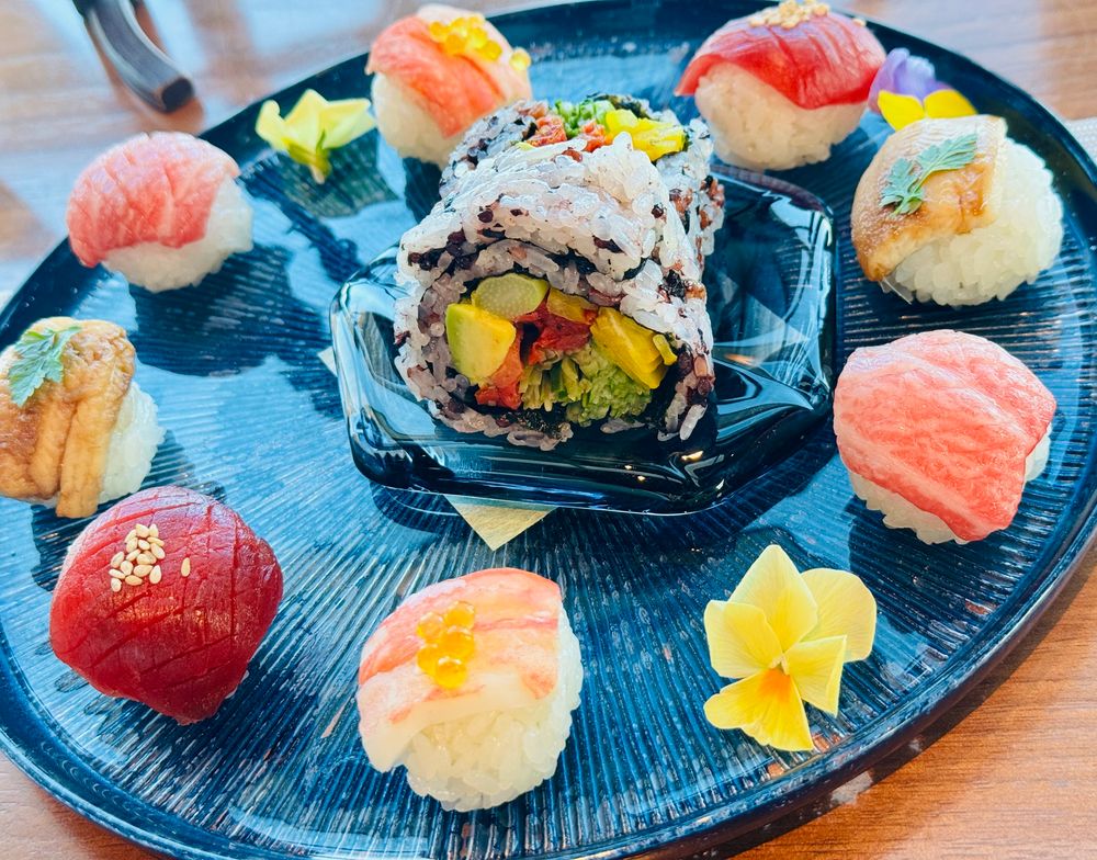 赤坂ザ・プリンスギャラリー　蒼天Japanese Afternoon Tea～華凛～　
手毬寿司
・大トロ手毬
・赤身手毬 胡麻
・穴子手毬 セルフィーユ
・ズワイ蟹手毬 キャビアロリ
・ベジタブルロール