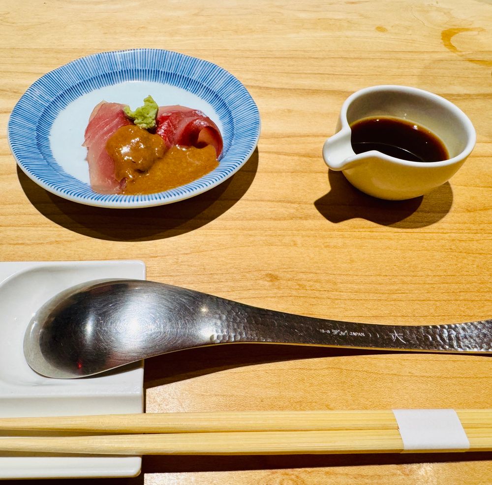 日本橋海鮮丼つじ半 神楽坂店 ぜいたく丼「竹」に付いてくるお刺身と卵黄醤油