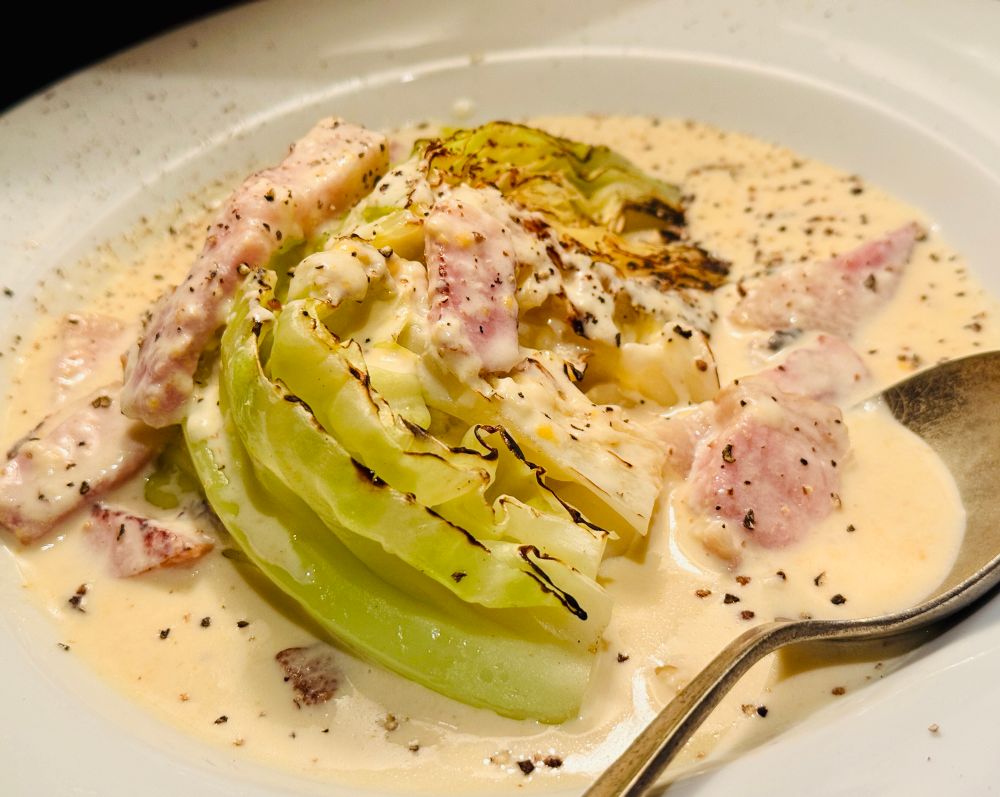 荒木町・やかん　キャベツのロースト ベーコンチーズクリームソース