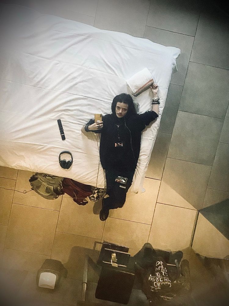 Photo dans le reflet du plafond Jsuis allongé sur le lit