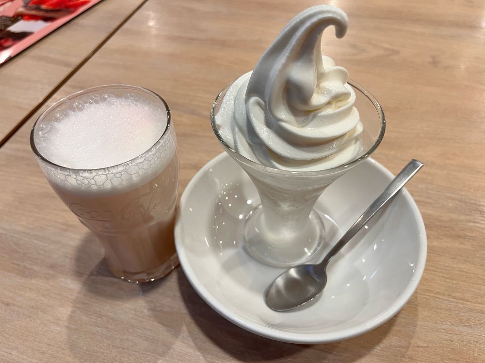 ガストで飲み物（バニラいちごオレ）と飲み物（ソフトクリーム）が並んでいる図です