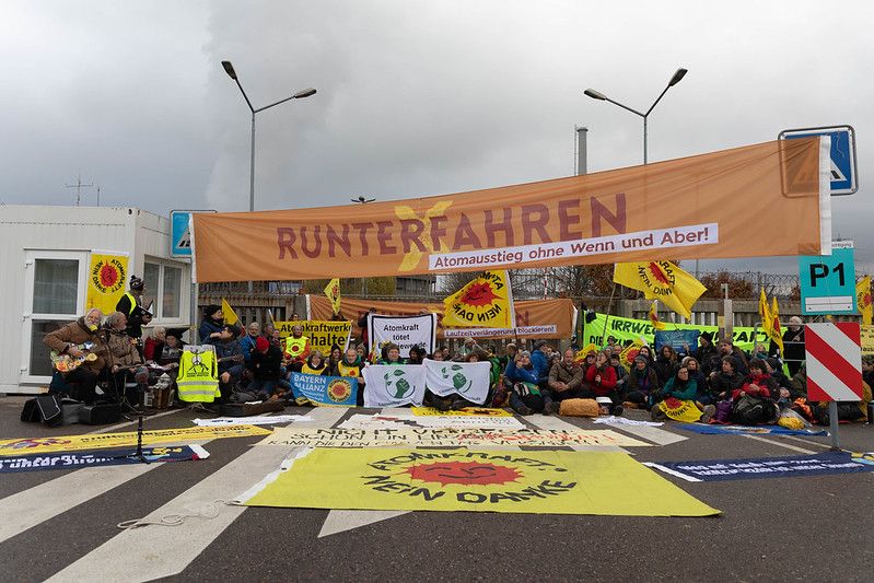 120 Menschen blockieren das AKW Neckarwestheim. Banner "Runterfahren"