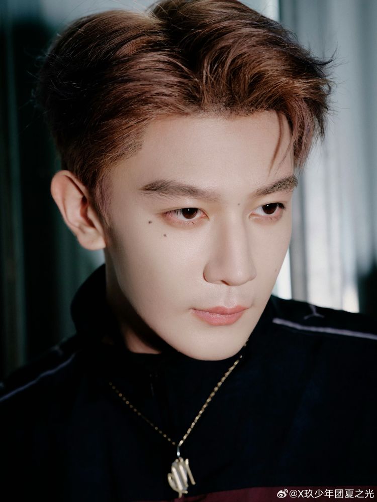 xia zhiguang with light brown hair.