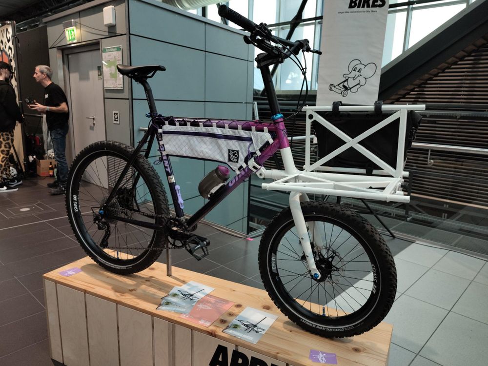 Ein Fahrrad, bei dem die Standardgabel durch eine spezielle Gabel ersetzt wurde, die einen zusammenklappbaren Frontgepäckträger enthält. 