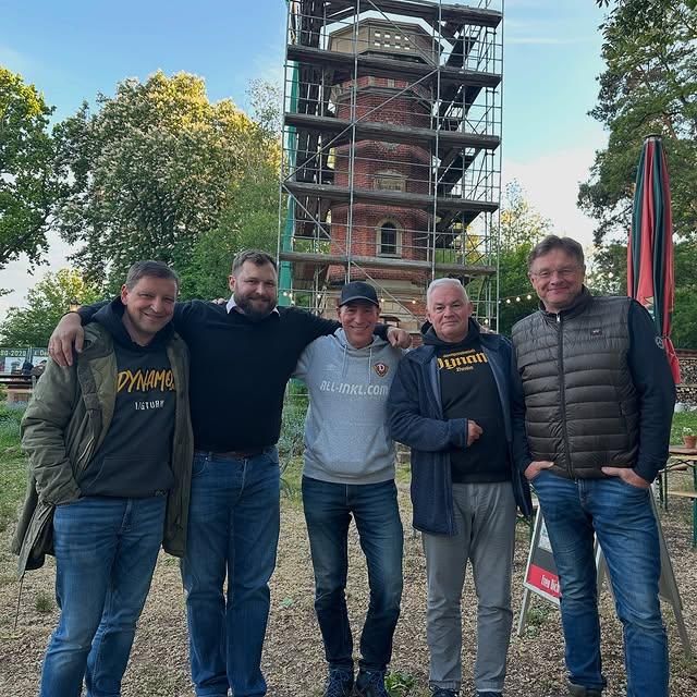 Gruppenbild von 5 Männern vorm eingerüsteten Lugturm. Von links nach Rechts:

Jens Genschmar (Freie Wähler, Fraktion Team Zastrow)
Thomas Ladzinski (AfD)
Der name des Mittleren ist mir entfallen. 
Peter Krüger (CDU)
Holger Zastrow (Team Zastrow) 