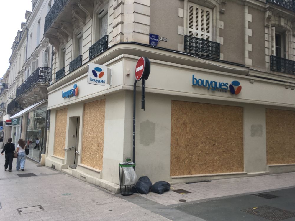 La boutique d’un opérateur mobile dont les vitrines sont barricadées avec des panneaux de bois