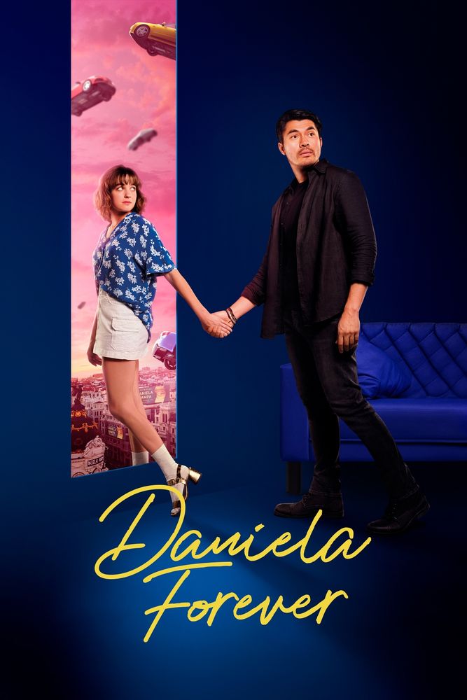 Póster de la película «Daniela Forever». A la derecha, Henry Golding en una estancia de contornos indefinidos y tonos azules en la que únicamente se distingue un sillón. A la izquierda, agarrando la mano a Golding, Beatrice Grannò atravesando un rectángulo en medio de la estancia que se abre a un atardecer en la ciudad de Madrid sobre la que flotan varios coches.