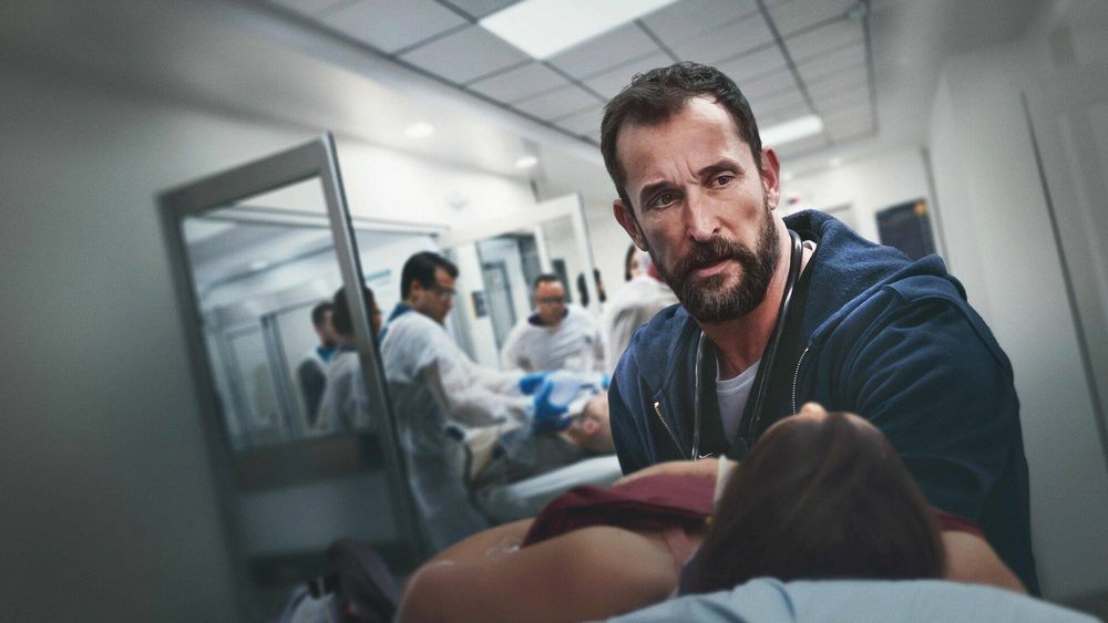 Noah Wyle como el doctor Michael Robinavitch en una imagen promocional de la primera temporada de «The Pitt».