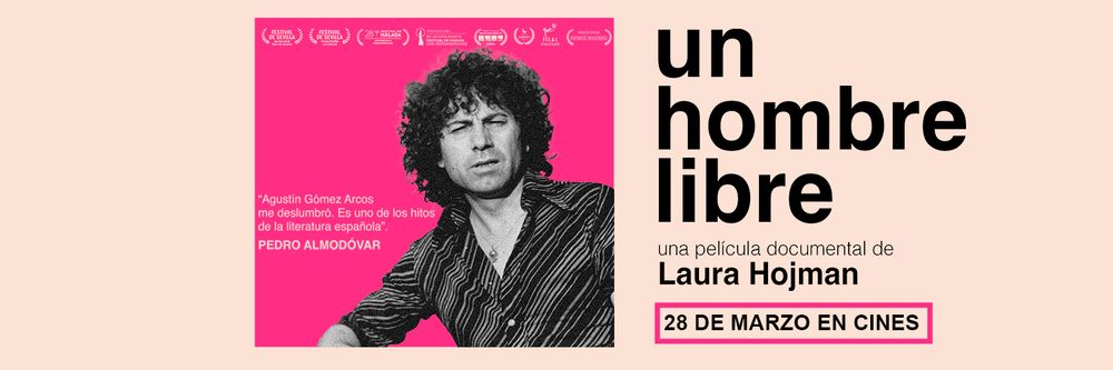 Imagen del cartel de «Un hombre libre» (Laura Hojman, 2024) con fotografía de Agustín Gómez Arcos en blanco y negro sobre fondo rosa y cita de Pedro Almódovar: «Agustín Gómez Arcos me deslumbró. Es uno de los hitos de la literatura española».