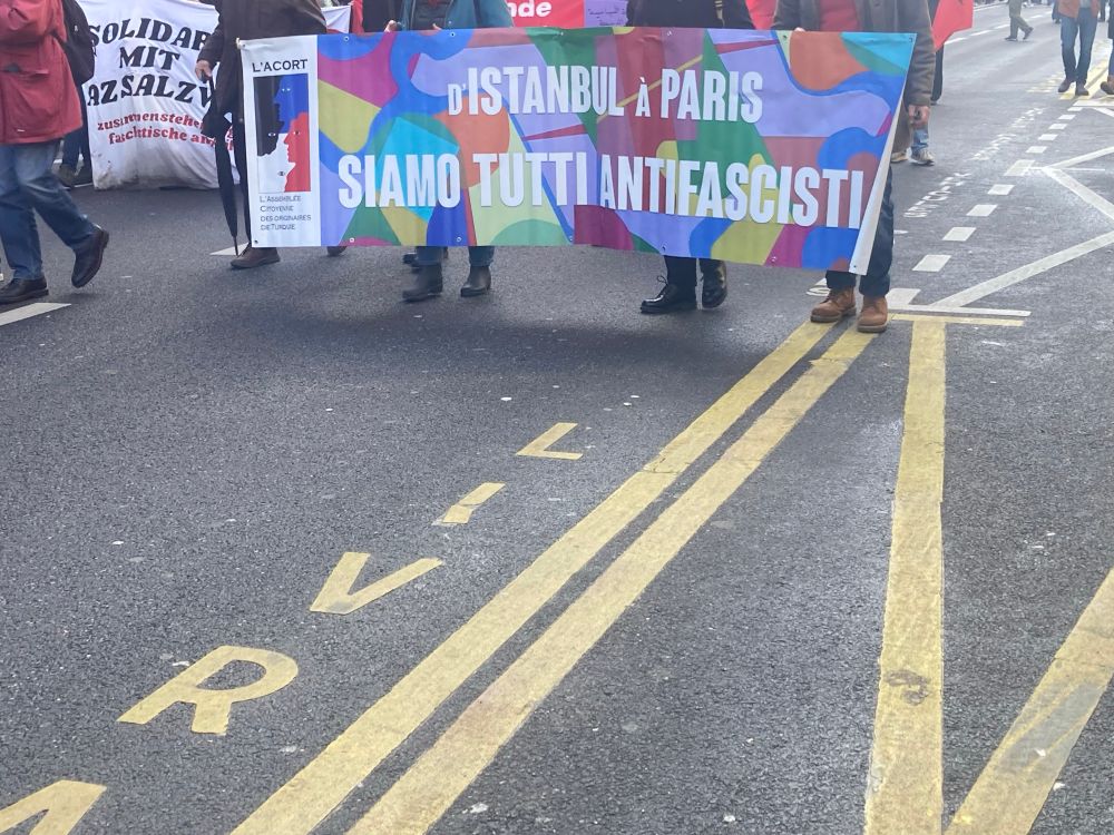 Banderole où il est écrit : d’Istanbul à Paris siamo tutti antifascisti - rue parisienne