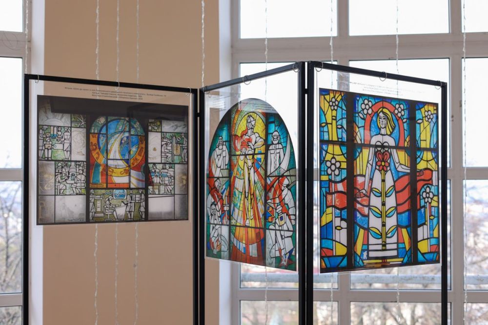 They were destroyed in the war. Stained glass windows of Mariupol — Yaroslava