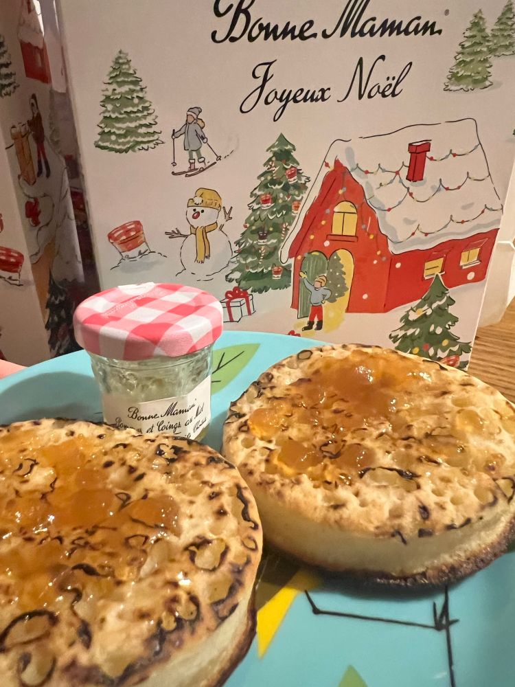 Crumpets with apple and quince jam 