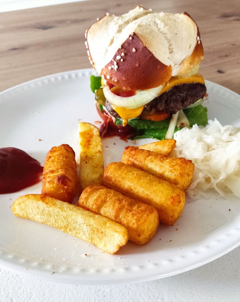 Laugenburger mit Krautsalat, Kroketten und Pommes..