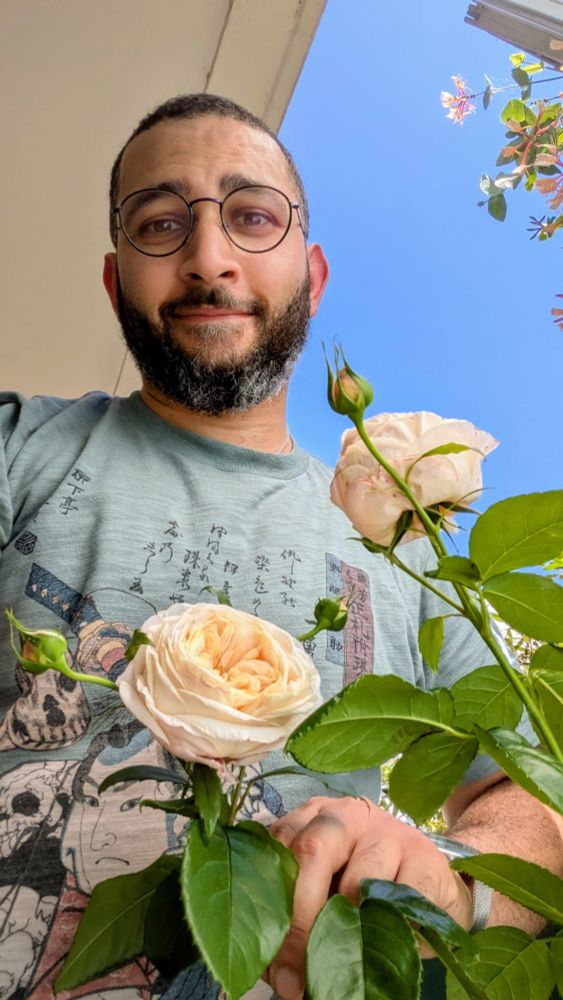 Ma bouille réjouie derrière les premières roses à fleurir. C'est définitivement le printemps, wouhou.