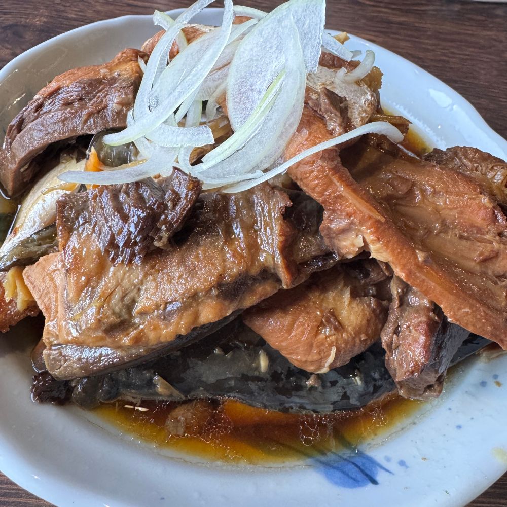 ３人で分け合っても十分満足のあら煮。これを食べるためだけにご飯セット注文してもいいよね、というくらい。