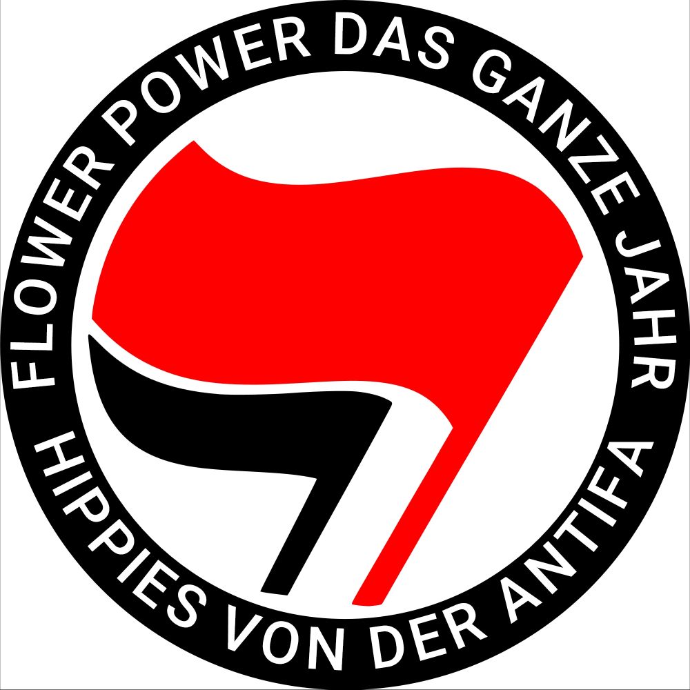Ein rundes Antifa-Logo, mit der Aufschrift "Flower Power das ganze Jahr - Hippies von der Antifa"

In der Mitte des Logos sind eine rote, und eine schwarze Fahne. 