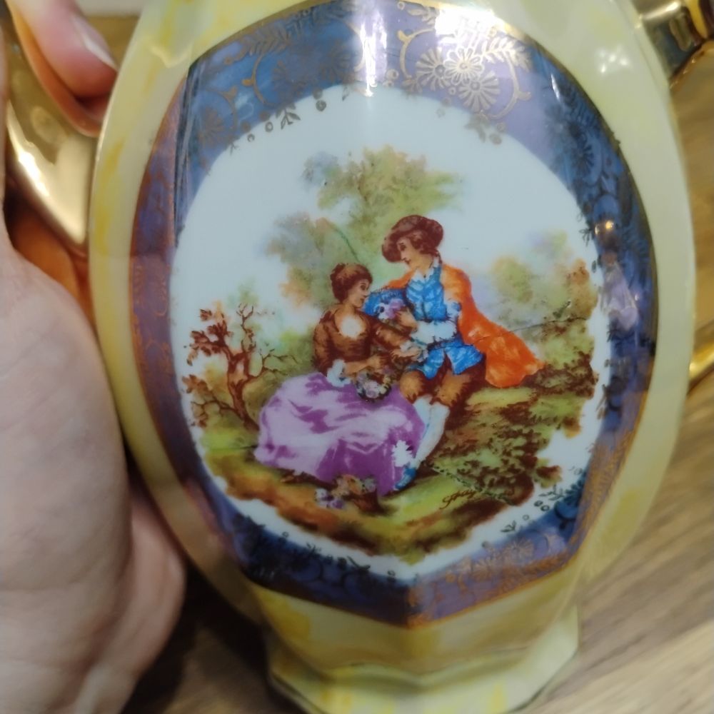 Una pareja en un jardín 