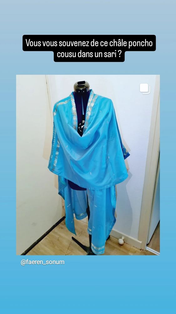 "Vous vous souvenez de ce châle poncho cousu dans un sari ?"

Avec photo du châle en question, bleu turquoise clair