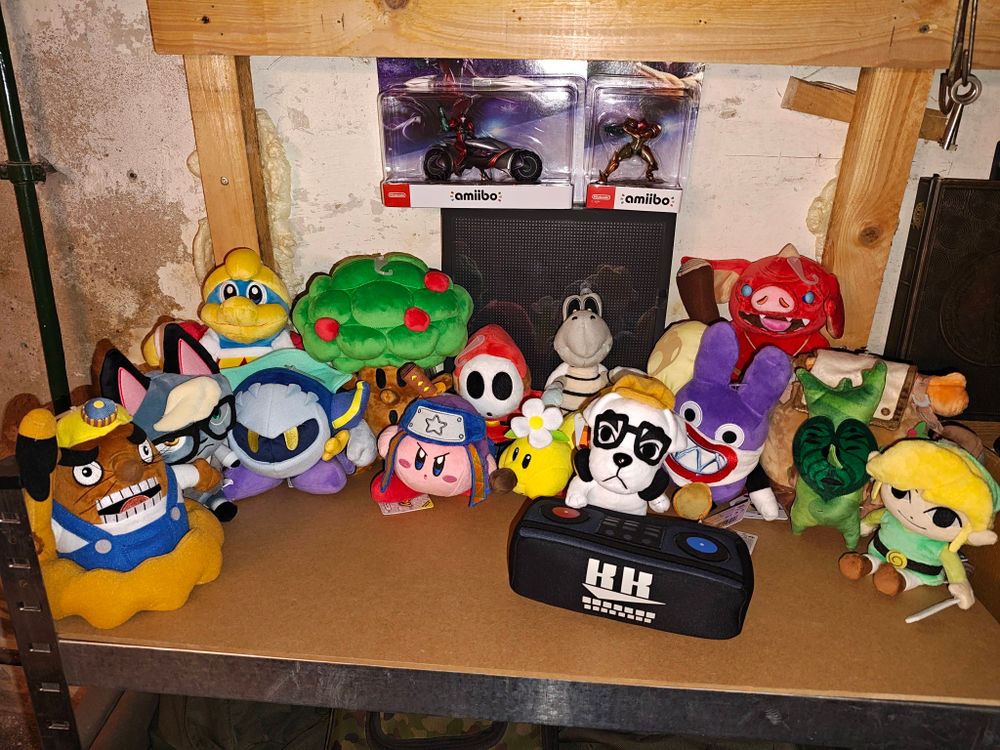 14 Nintendo Plüsch Charaktere von Animal Crossing, Kirby, Mario und Zelda sowie zwei neue Metroid Amiibo.