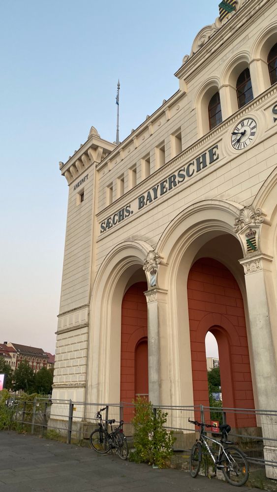 Der linke Teil eines Bahnhofsportals mit der Aufschrift: „Sæchs. Bayersche“