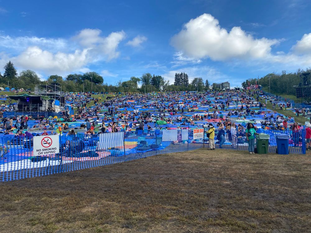 A busy Gallagher Park hill full of folk fest patrons 