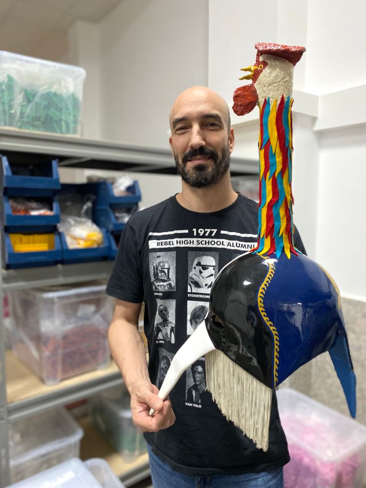 na imaxe, Pablo González sostén umha máscara da Pita (propia do entroido do barrio ourensán das Eiroás)