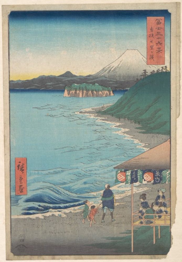 Une plage sur laquelle se promène un homme avec deux enfants, deux femmes sous un petit abri, et le Mont Fuji au loin. 