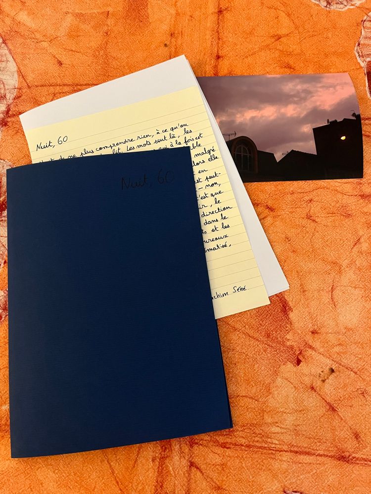 Un texte manuscrit, son enveloppe en papier Canson et une photo papier de nuit