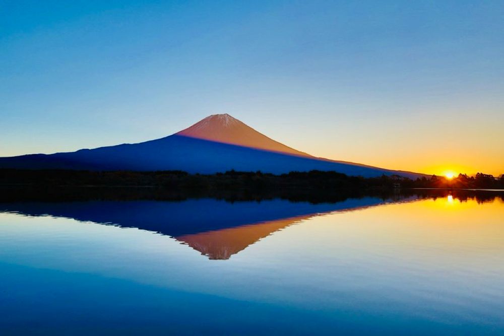 Le Mont Fuji et un lac au lever du jour 