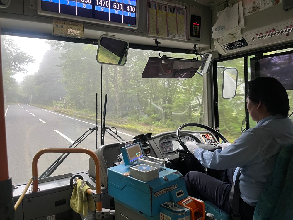 Un chauffeur de bus aux gants blancs dans le brouillard 