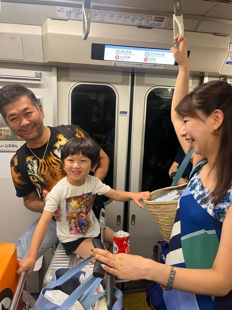 Un petit garçon japonais et ses parents dans le train 