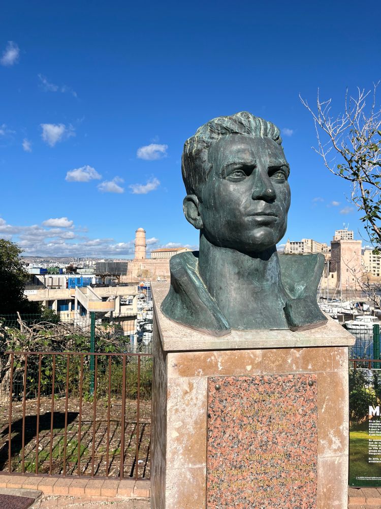 Le buste en bronze de Missak Manouchian au-dessus du Vieux-Port de Marseille. 