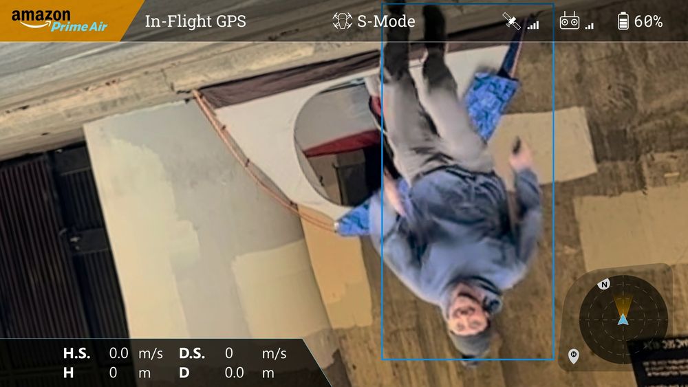 Une vidéo prise d'un drone, filmant un mec qui court relever le drone tombé par terre. Sauf qu'en courant vers le drone le mec a l'air hilare alors que la situation est critique (le mec a un belliqueux tripode pas loin de lui, hors-champ).  