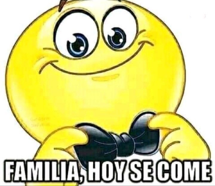 Meme de una carita amarilla sonriente con ojos grandes, sosteniendo un moño negro con ambas manos, y un texto en mayúsculas en la parte inferior que dice: “FAMILIA, HOY SE COME”.
