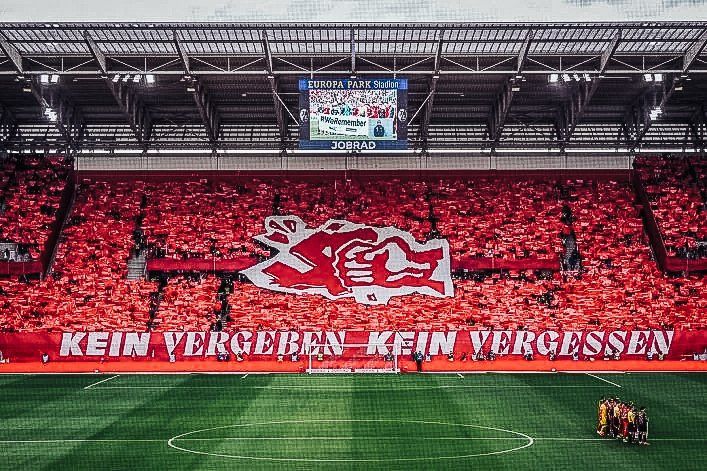 Tifo des ultras du SC Freiburg lors du match contre le Bayern Munich, samedi 25 janvier, à l’Europa Park Stadion, réalisé à l’occasion de la commémoration des 80 ans de la libération d'Auschwitz. Un poing brise le symbole de la croix gammée et il est écrit « Kein Vergeben, Kein Vergessen. »