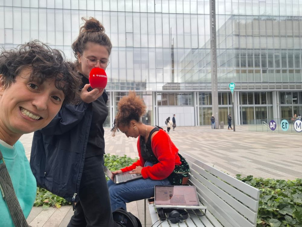 Les reporters de Mediapart posent devant le tribunal judiciaire avec la bonnette arrachée par Carla Bruni.