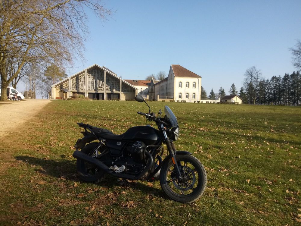 Moto MG V7 devant l'hermitage Saint-Walfroy, sur la colline du même nom ou mont Arduina