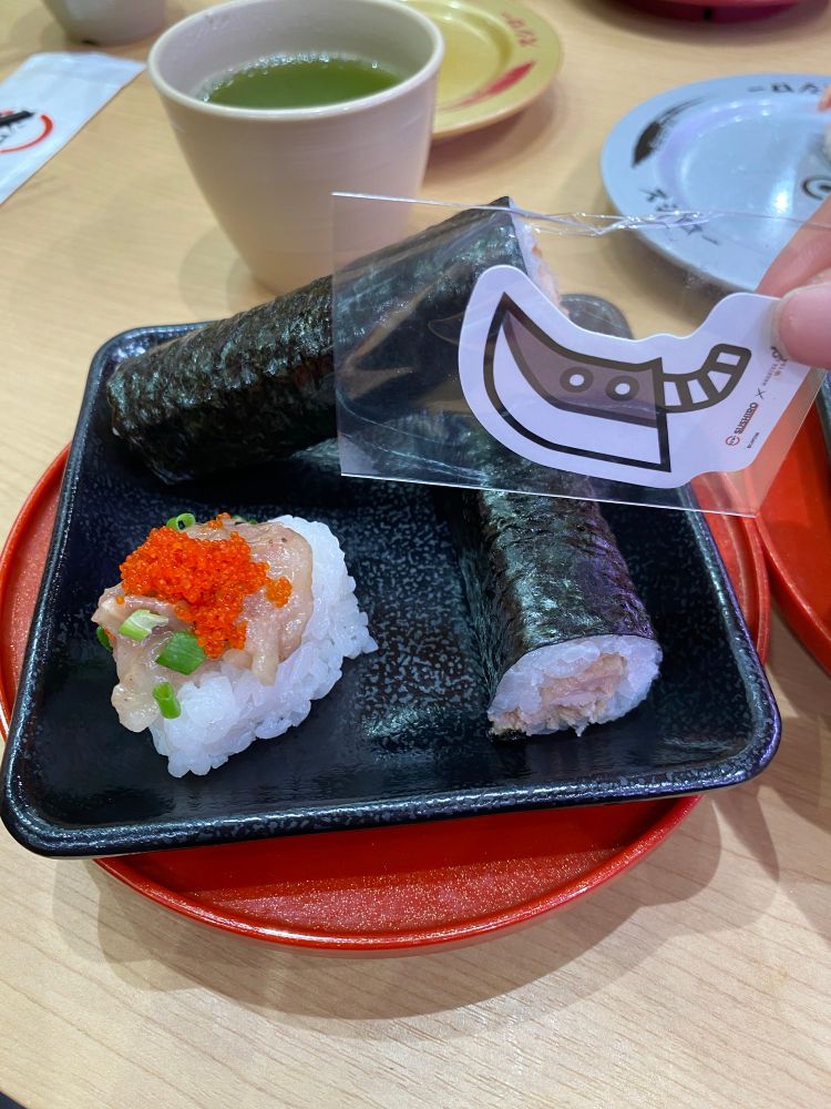 สั่งเมนูเนื้อคารูบิ โรลไก่กรอบและแฮมเบิร์กได้สุ่ม Sticker อาวุธ