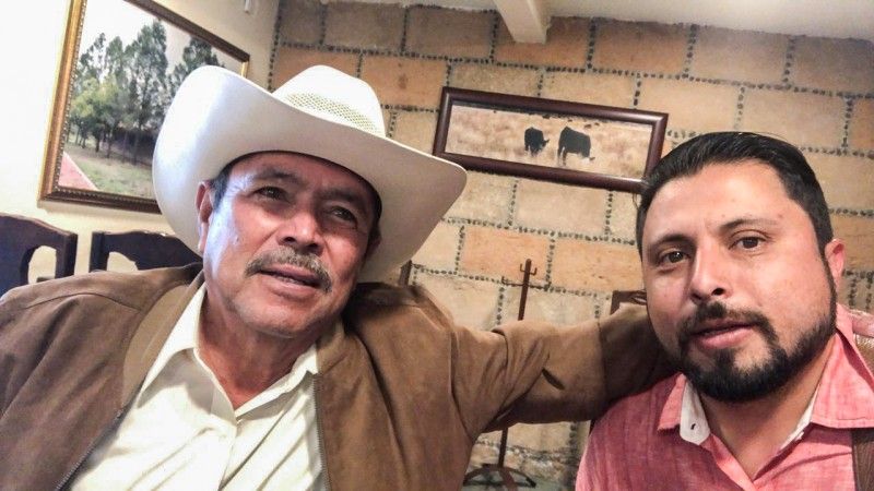 Antonio Díaz y Ricardo Lagunes se abrazan en una fotografía. Díaz viste una chamarra café, sombrero y camisa; Lagunes viste una camisa | Cortesía de las familias de Antonio Díaz y Ricardo Lagunes.